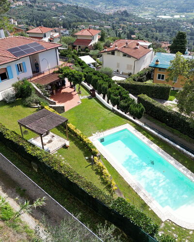Villa Corsanico: Schwimmbad, Wohngebiet, Haus, Dach, Menschliche Siedlung, Zuhause, Resort, Estate, Garten, Eco Hotel