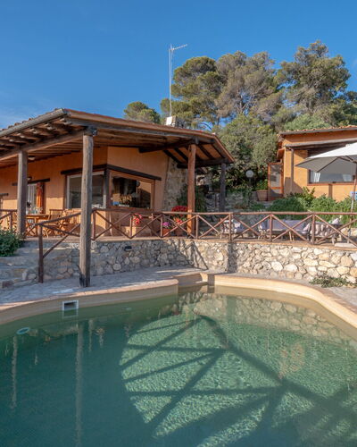 Villa Argentina: Schwimmbad, Resort, Eco Hotel, Schatten, Landscaping, Water Feature, Estate, Outdoor Struktur, Flagstone, Gartenmöbel
