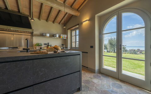 Battisole: Interior Design, Flooring, Countertop, Fussboden, Küche, Möbel, Cabinetry, Zuhause, Beleuchtung, Decke