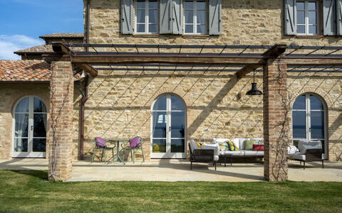 Battisole: Tür, Zuhause, Estate, Backstein, Gartenmöbel, Garten, Stuhl, Schatten, Flagstone, Bauernhaus
