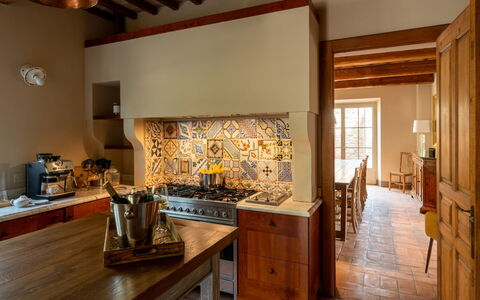 Villa Domus Papi: Küche, Flooring, Interior Design, Holz, Möbel, Fussboden, Countertop, Decke, Beleuchtung, Zimmer