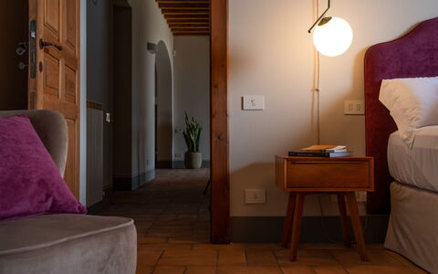 Villa Domus Papi: Möbel, Wand, Interior Design, Holz, Schlafzimmer, Flooring, Fussboden, Beleuchtung, Zuhause, Bett