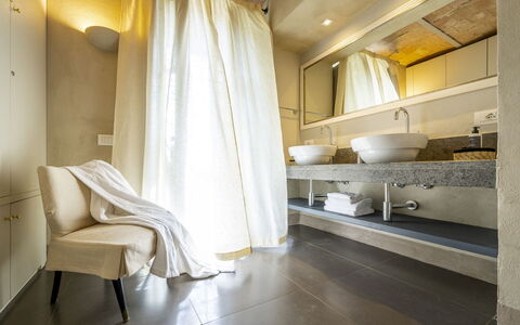 Villa Cotogna: Flooring, Interior Design, Holz, Fussboden, Beleuchtung, Decke, Armatur, Zimmer, Installation, Badezimmer
