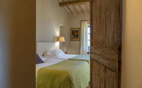 Villa Cotogna: Möbel, Wand, Schlafzimmer, Interior Design, Bett, Bettdecke, Zuhause, Bedding, Fussboden, Decke