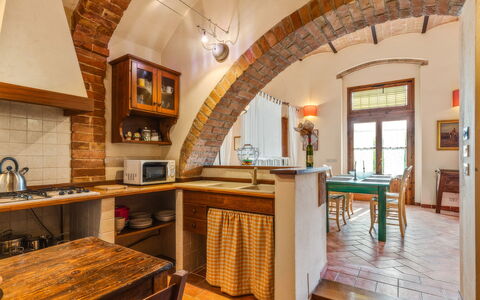 Podere Oliveta: Möbel, Interior Design, Wand, Flooring, Holz, Küche, Decke, Countertop, Stuhl, Tabelle