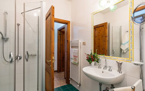 Podere Oliveta: Interior Design, Flooring, Bad Sink, Holz, Armatur, Fussboden, Badezimmer, Sinken, Zapfhahn, Zimmer