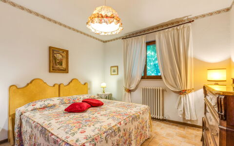 Podere Oliveta: Möbel, Bett, Schlafzimmer, Interior Design, Bettdecke, Bedding, Linens, Zimmer, Textil, Flooring
