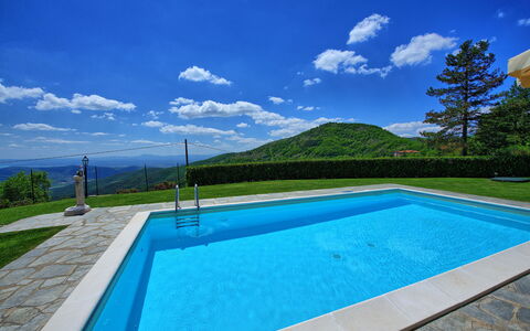Villa Portole Due: Blau, Schwimmbad, Hügel, Verbundwerkstoff, Gebirge, Resort, Eco Hotel, Schatten, Grat, Water Feature