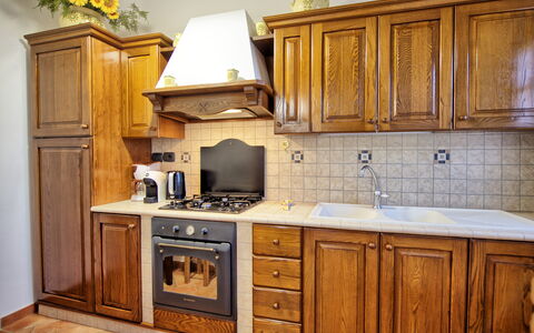 Villa Portole Due: Cabinetry, Küche, Countertop, Holz, Major Appliance, Flooring, Interior Design, Küchengerät, Möbel, Schrank
