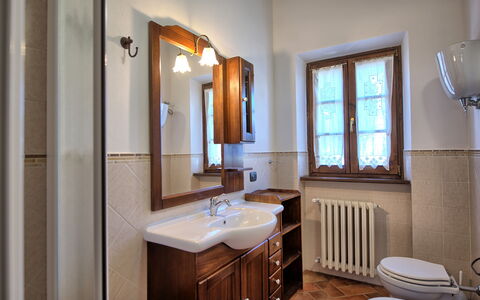 Villa Portole Due: Bad Sink, Armatur, Interior Design, Sinken, Flooring, Zapfhahn, Badezimmer, Fussboden, Installation, Cabinetry