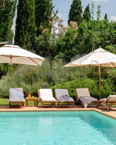 Podere i Poggi: Schwimmbad, Gartenmöbel, Regenschirm, Resort, Möbel, Sonnenliege, Schatten, Garten, Eco Hotel, Landscaping