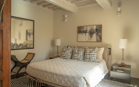 Town House Garden: Möbel, Bett, Interior Design, Schlafzimmer, Fussboden, Flooring, Wand, Bedding, Bettdecke, Holz