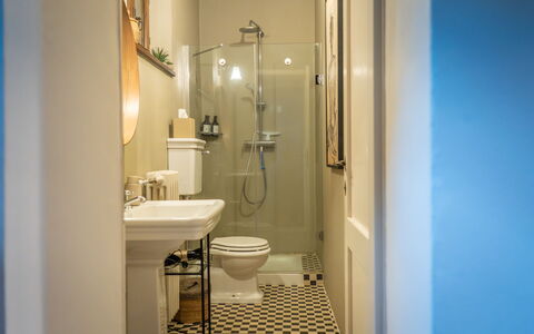 Town House Garden: Toilleten Sitz, Badezimmer, Toilette, Armatur, Wand, Bad Sink, Interior Design, Sinken, Flooring, Fussboden