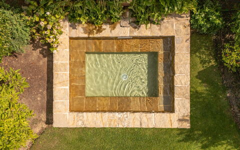 Town House Garden: Garten, Flagstone, Natürliches Material, Water Feature, Design, Landscaping, Fliese, Hinterhof