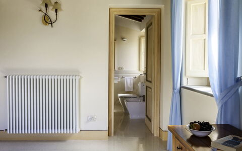 Podere Bella Vista: Interior Design, Flooring, Fussboden, Zimmer, Formen, Bilderrahmen, Farbe, Holzbeize, Hartholz, Kissen