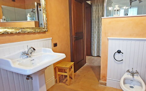 Santa Barbara: Bad Sink, Armatur, Badezimmer, Sinken, Flooring, Interior Design, Holz, Zapfhahn, Fussboden, Spiegel