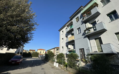 Sto Bene Qua: Gebäude, Fenster, Wohngebiet, Strassenbelag, Nachbarschaft, \Stadt, Wohnung, Die Architektur, Haus, Zuhause
