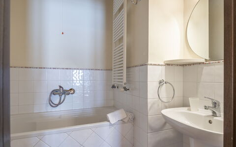 Casa Viola Pool, Wifi, Montaione: Badezimmer, Armatur, Wand, Flooring, Bad Sink, Interior Design, Fussboden, Sinken, Zapfhahn, Installation