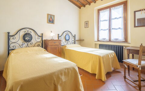 Casa Viola Pool, Wifi, Montaione: Bett, Wand, Schlafzimmer, Möbel, Interior Design, Bettdecke, Bedding, Flooring, Bettrahmen, Zimmer