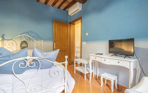 Casa Michela Casalguidi, Garden, Wifi: Möbel, Interior Design, Flooring, Fussboden, Schlafzimmer, Decke, Zimmer, Beleuchtung, Bett, Linens