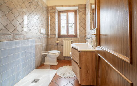 Casa Michela Casalguidi, Garden, Wifi: Flooring, Fussboden, Interior Design, Holz, Armatur, Sinken, Zapfhahn, Cabinetry, Badezimmerschrank, Badezimmer