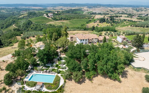 Belmonte Spereto Apartment With Pool, Montaione: Baum, Wohngebiet, Landschaft, Grundstueck, Menschliche Siedlung, Estate, Schwimmbad, Vogelperspektive, Resort, Luftaufnahmen