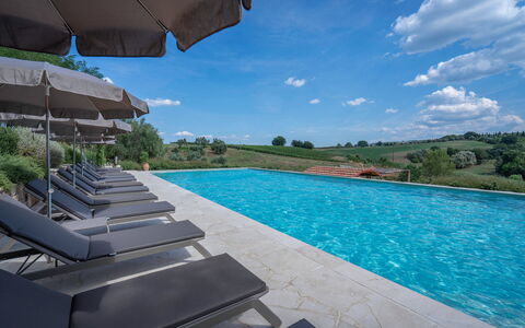 Belmonte Spereto Apartment With Pool, Montaione: Blau, Schwimmbad, Gartenmöbel, Sonnenliege, Thermae, Reflecting Pool, Resort, Eco Hotel, Water Feature, Villa