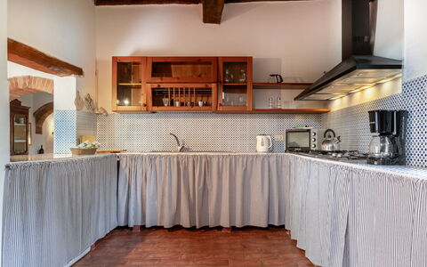 In the Heart of Chianti, Pool, Wifi, View - Lillia: Küche, Interior Design, Countertop, Flooring, Major Appliance, Küchengerät, Beleuchtung, Möbel, Cabinetry, Decke