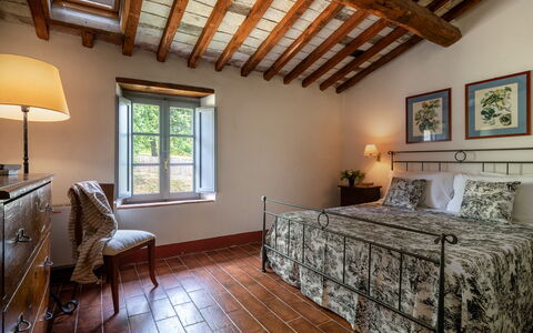 In the Heart of Chianti, Pool, Wifi, View - Lillia: Wand, Möbel, Zuhause, Flooring, Schlafzimmer, Bett, Bettrahmen, Zimmer, Wohnung, Bedding