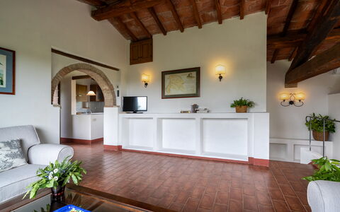 In the Heart of Chianti, Pool, Wifi, View - Lillia: Möbel, Interior Design, Decke, Flooring, Fussboden, Beleuchtung, Zimmer, Bilderrahmen, Zuhause, Wohnzimmer