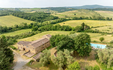In the Heart of Chianti, Pool, Wifi, View - Lillia: Gras, Wiese, Landschaft, Grundstueck, Ländliches Gebiet, Einfach, Estate, Menschliche Siedlung, Bauernhaus, Wiese