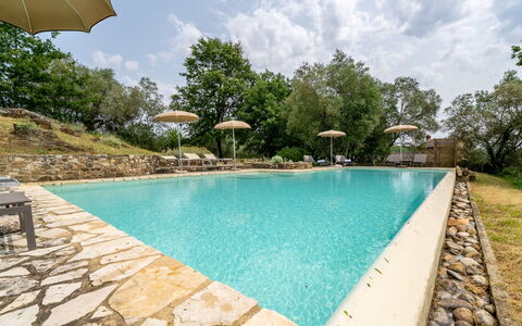 In the Heart of Chianti, Pool, Wifi, View - Lillia: Schwimmbad, Garten, Water Feature, Resort, Schatten, Estate, Landscaping, Eco Hotel, Gartenmöbel, Hinterhof