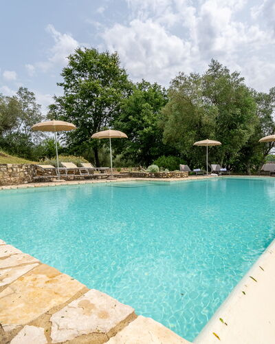In the Heart of Chianti, Pool, Wifi, View - Lillia: Schwimmbad, Garten, Water Feature, Resort, Schatten, Estate, Landscaping, Eco Hotel, Gartenmöbel, Hinterhof