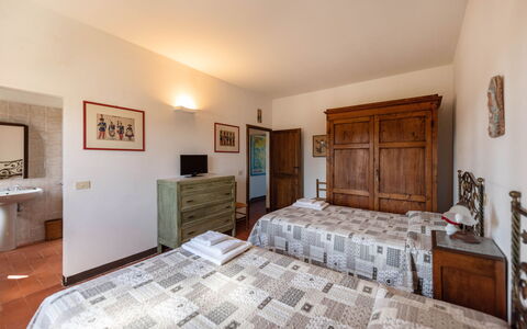 Country House In Tuscan Hills: Bett, Schlafzimmer, Möbel, Wand, Holz, Bettdecke, Bedding, Interior Design, Zimmer, Flooring
