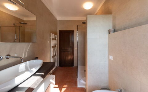 Country House In Tuscan Hills: Badezimmer, Bad Sink, Flooring, Armatur, Wand, Fussboden, Interior Design, Sinken, Zapfhahn, Decke