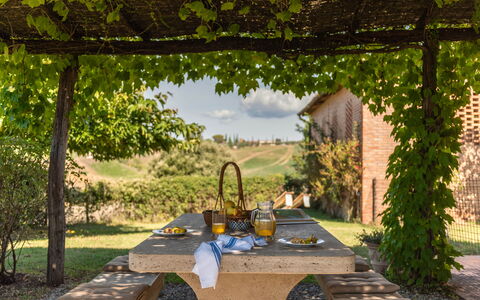 Country House In Tuscan Hills: Gartenmöbel, Möbel, Tisch Im Freien, Schatten, Garten, Freizeit, Stuhl, Küche & Esszimmer Tisch