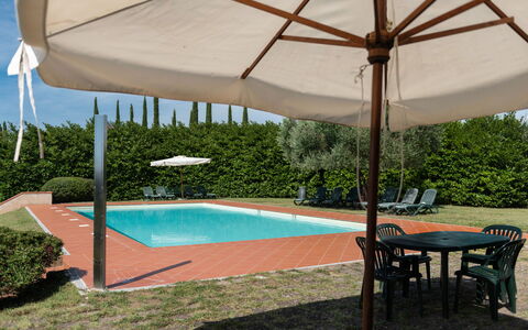 Country House In Tuscan Hills: Schwimmbad, Schatten, Resort, Eco Hotel, Gartenmöbel, Villa, Hazienda, Landscaping, Garten, Sonnenliege