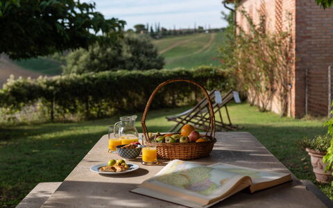 Country House In Tuscan Hills: Essen, Geschirr, Möbel, Tabelle, Obst, Servierware, Gartenmöbel, Tisch Im Freien, Stuhl, Frühstück