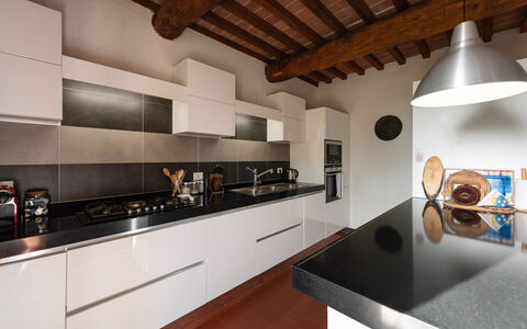 Country House In Tuscan Hills: Küche, Countertop, Interior Design, Küchengerät, Major Appliance, Holz, Flooring, Herd, Decke, Möbel