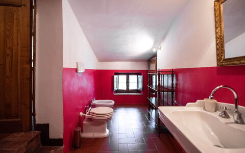 Green Hill Apartment In Tuscan Countryside: Wand, Flooring, Rot, Interior Design, Fussboden, Decke, Armatur, Zimmer, Tür, Badezimmer