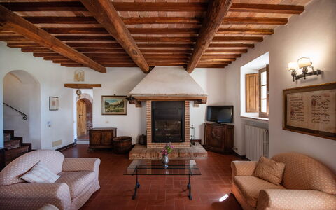 Green Hill Apartment In Tuscan Countryside: Wand, Flooring, Interior Design, Möbel, Zuhause, Fussboden, Decke, Zimmer, Wohnzimmer, Stuhl