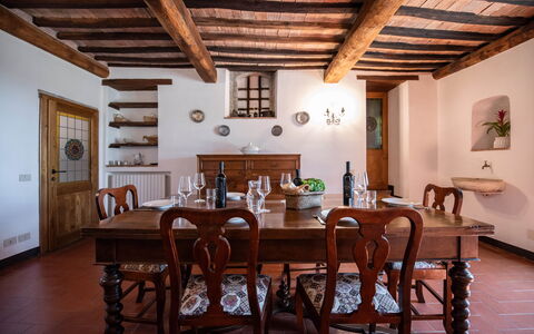 Green Hill Apartment In Tuscan Countryside: Möbel, Interior Design, Flooring, Holz, Tabelle, Esszimmer, Küche & Esszimmer Tisch, Fussboden, Decke, Zimmer