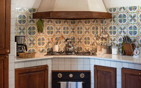 Green Hill Apartment In Tuscan Countryside: Küche, Interior Design, Flooring, Countertop, Fussboden, Fliese, Cabinetry, Zimmer, Decke, Küchengerät