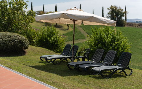 Green Hill Apartment In Tuscan Countryside: Möbel, Gartenmöbel, Stuhl, Schatten, Sonnenliege, Tisch Im Freien, Garten, Regenschirm, Rasen