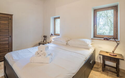 Cottage Monti with Pool: Schlafzimmer, Wand, Bett, Interior Design, Holz, Decke, Fussboden, Bettdecke, Flooring, Bedding