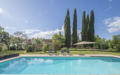 Cottage Monti with Pool: Blau, Baum, Grundstueck, Garten, Schwimmbad, Schatten, Landscaping, Rasen, Estate, Garten