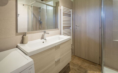 Cottage Monti with Pool: Flooring, Fussboden, Wand, Interior Design, Armatur, Holz, Badezimmerschrank, Bad Sink, Badezimmer, Sinken