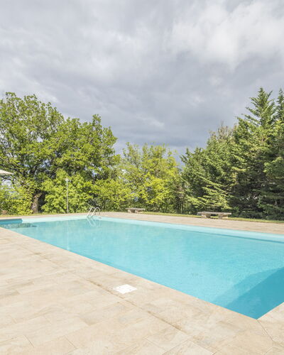 Cottage Monti with Pool: Schwimmbad, Schatten, Landscaping, Design, Fliese, Resort, Flagstone, Immergrün