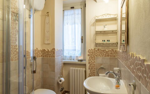 Villa L'elsa Beautiful Country Home With View: Badezimmer, Bad Sink, Interior Design, Armatur, Wand, Flooring, Sinken, Fussboden, Zapfhahn, Installation