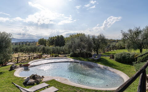 Villa L'elsa Beautiful Country Home With View: Schwimmbad, Water Feature, Garten, Reflexion, Landscaping, Teich, Gartenmöbel, Resort, Hinterhof, Hazienda